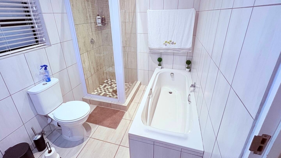 5 Bedroom Property for Sale in Reebok Western Cape